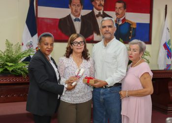 Doctora Sara Tolentino recibe reconocimiento por parte del Ayuntamiento municipal y el Ministerio de la Mujer