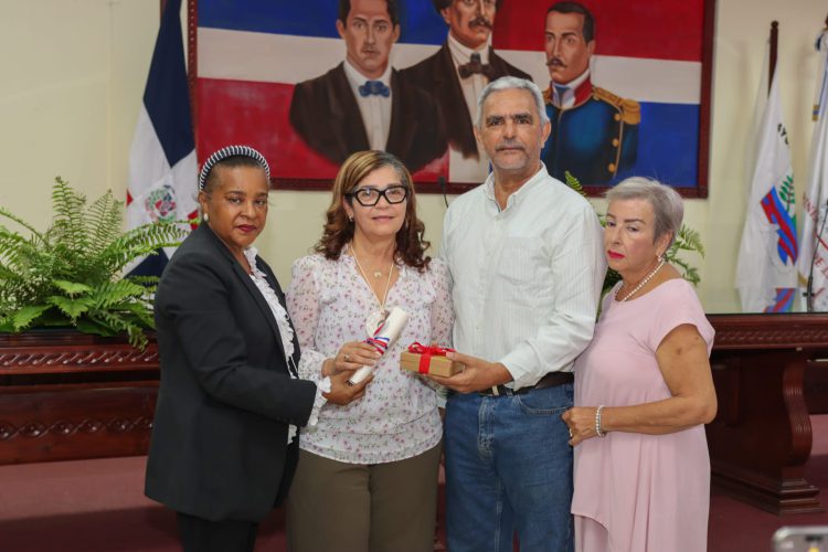 Doctora Sara Tolentino recibe reconocimiento por parte del Ayuntamiento municipal y el Ministerio de la Mujer