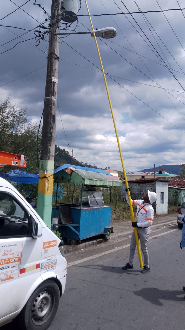 Edesur desmantela 200 conexiones ilegales en San José de Ocoa en operativos de regularización de clientes