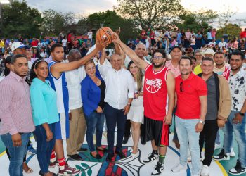 En tiempo récord Ayuntamiento de Baní construye e inaugura cancha de baloncesto en Cañafistol