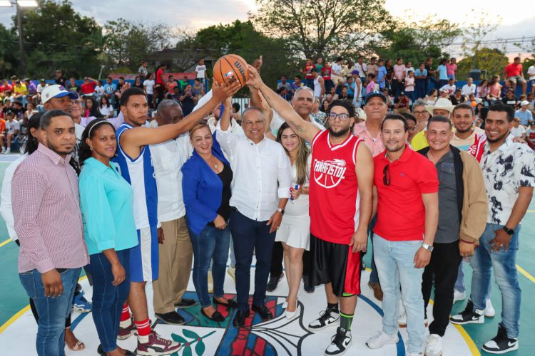 En tiempo récord Ayuntamiento de Baní construye e inaugura cancha de baloncesto en Cañafistol
