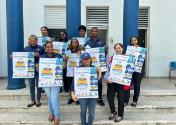 DPS Peravia capacita conductores de motocicletas en Río Arriba y entrega cascos protectores
