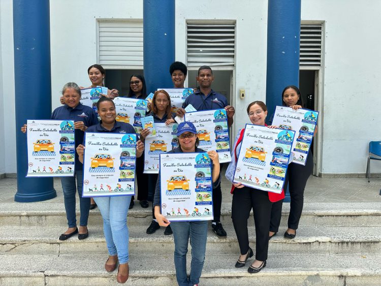DPS Peravia capacita conductores de motocicletas en Río Arriba y entrega cascos protectores