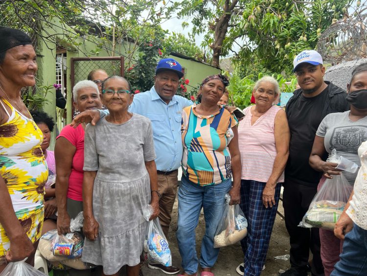 Fundación VIUDAS SIN NADA, que preside el dirigente comunitario y político Toledo Nivar,  distribuye decenas de kits alimenticios para la realización de las tradicionales  habichuelas con dulce
