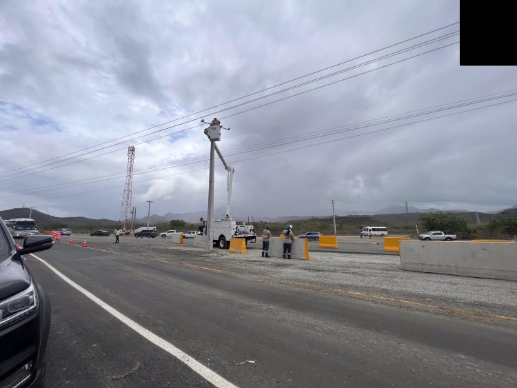 Edesur acondiciona redes eléctricas en tramo de circunvalación Baní habilitado temporalmente