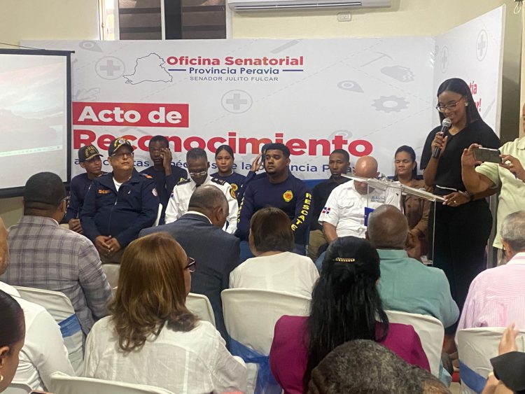 Julito Fulcar reconoce a héroes de Peravia que respondieron a la tragedia del Jet Set