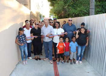 Alcaldía de Baní inaugura hormigonado de callejón Los Sepines en Bocacanasta