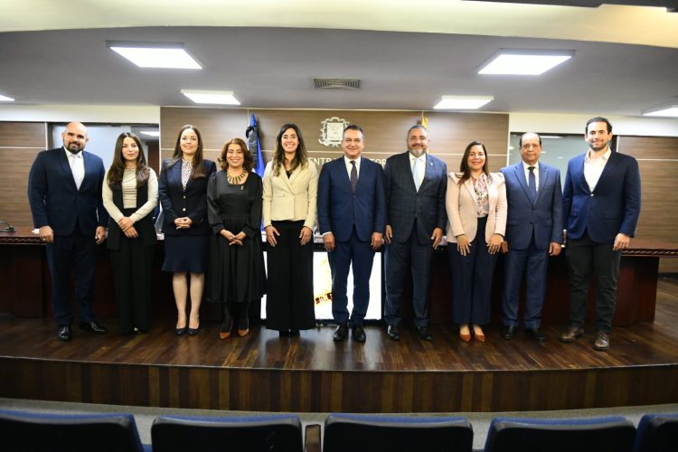 JCE presenta proyecto de la nueva Cédula de Identidad y Electoral a miembros el CONEP y de ANJE