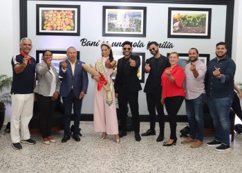 Alcalde Santo Ramirez recibe a Madelyn Mejía y celebra su corona como Miss Grand Repùblica Dominicana