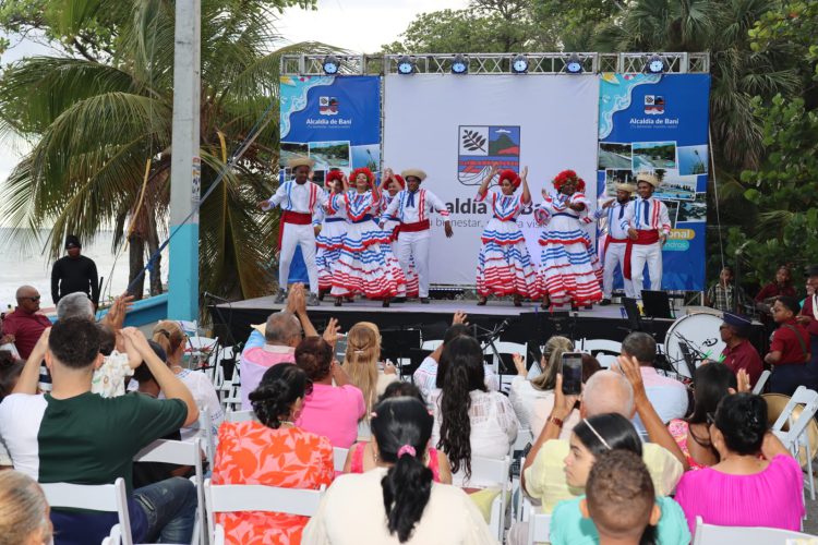 Alcalde Santo Ramírez da apertura a Paseo Peatonal en Playa Los Almendros
