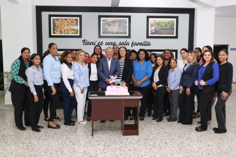 ALCALDE SANTO RAMÍREZ ANUNCIA AUMENTO DE SUELDO PARA SECRETARIAS