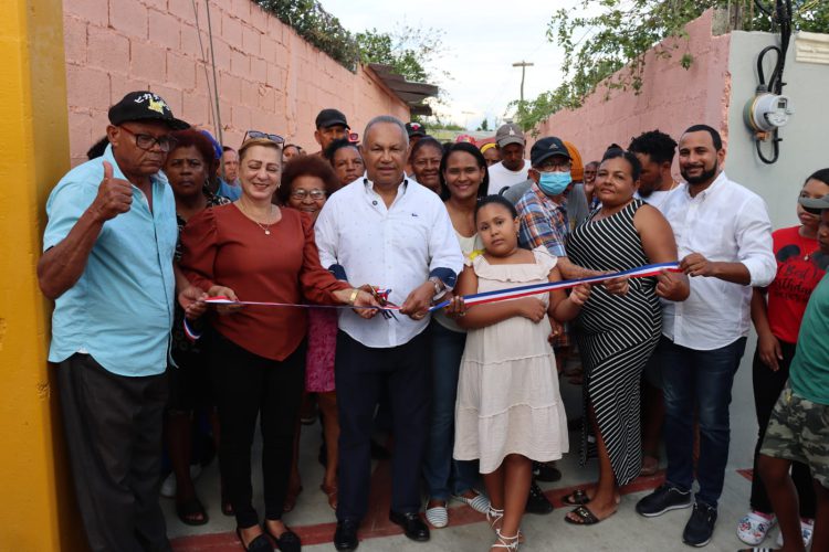 Alcaldía de Baní inaugura hormigonado de callejón en Los Cajuilitos; el 29 de toda su gestión