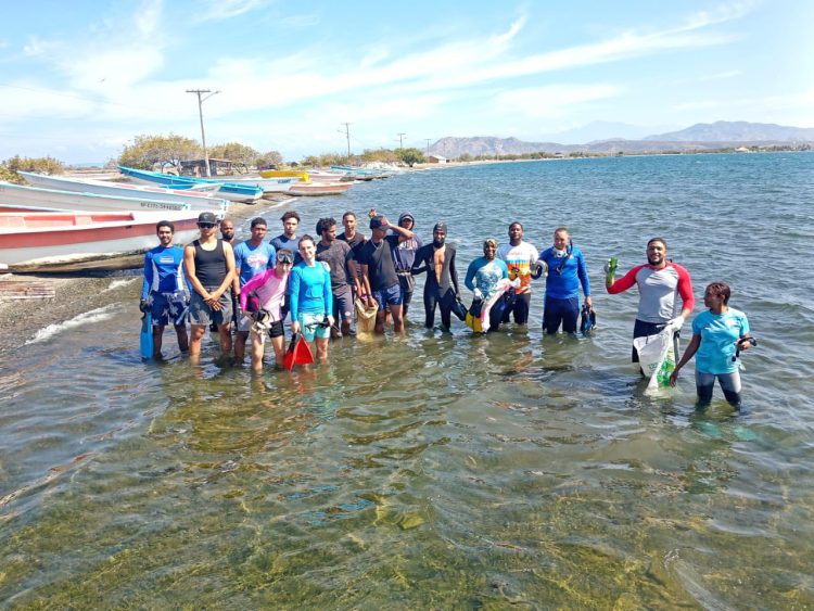 Centro Cultural Perelló celebra día mundial del medio ambiente con jornada de saneamiento y plantación de mangles en la Playa Punta Salinas