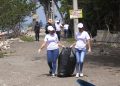 Becarios de la Alcaldía de Baní realizan jornada de limpieza en Los Almendros como parte del proyecto “Estudiantes Banilejos Comprometidos”
