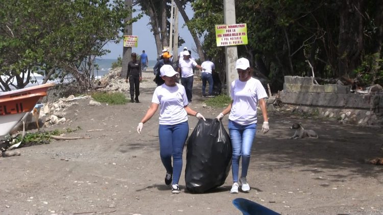 Becarios de la Alcaldía de Baní realizan jornada de limpieza en Los Almendros como parte del proyecto “Estudiantes Banilejos Comprometidos”
