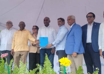 Senador Julito Fulcar entrega ejemplar de Ley que declara a Baní Capital del Mango durante inauguración de Expo Mango 2025