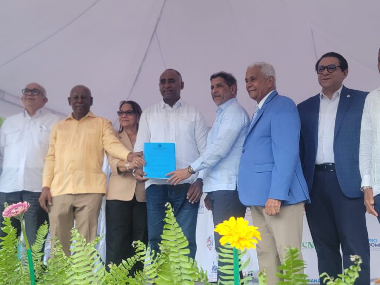 Senador Julito Fulcar entrega ejemplar de Ley que declara a Baní Capital del Mango durante inauguración de Expo Mango 2025
