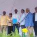 Senador Julito Fulcar entrega ejemplar de Ley que declara a Baní Capital del Mango durante inauguración de Expo Mango 2025