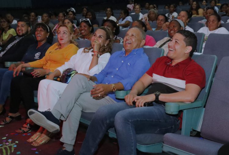 Alcaldía de Baní celebra el Día de las Madres con emotivo homenaje a empleadas de Ornato y Limpieza