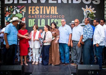 Gobernadora recibe placa de dedicatoria del X Festival Gastronómico de la Leche