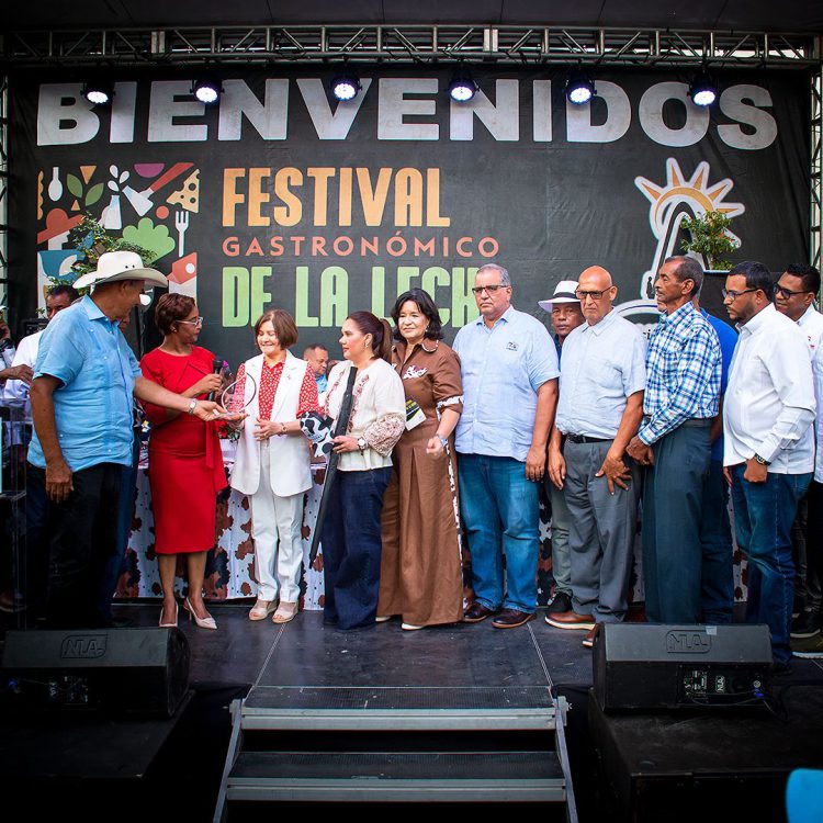 Gobernadora recibe placa de dedicatoria del X Festival Gastronómico de la Leche