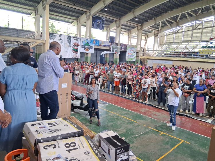 Senador Julito Fulcar celebra el Día de las Madres junto a miles de mujeres de Peravia