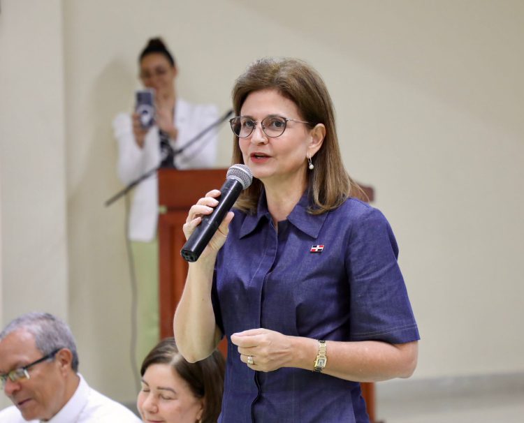 Vicepresidenta Raquel Peña encabeza encuentro con productores de mango, en Peravia