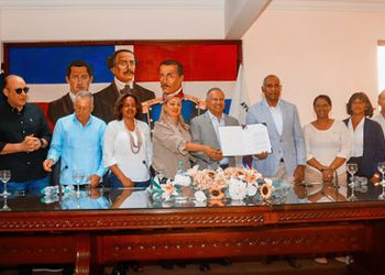 Celebran en ayuntamiento Baní encuentro consultivo del Plan Estratégico de Desarrollo Sostenible 2025–2055 que auspicia el Senador Julito Fulcar