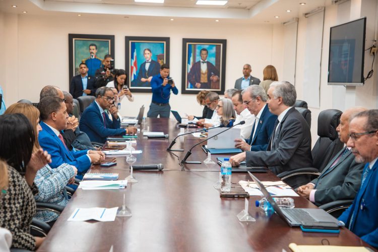 Ministro De Camps recibe al presidente Abinader y le presenta acciones en marcha de cara al inicio del año escolar 2025-2026