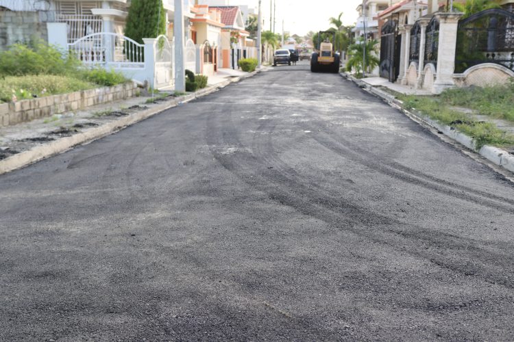 Ministerio de Obras Públicas favorece con bacheos más de once sectores en Banì