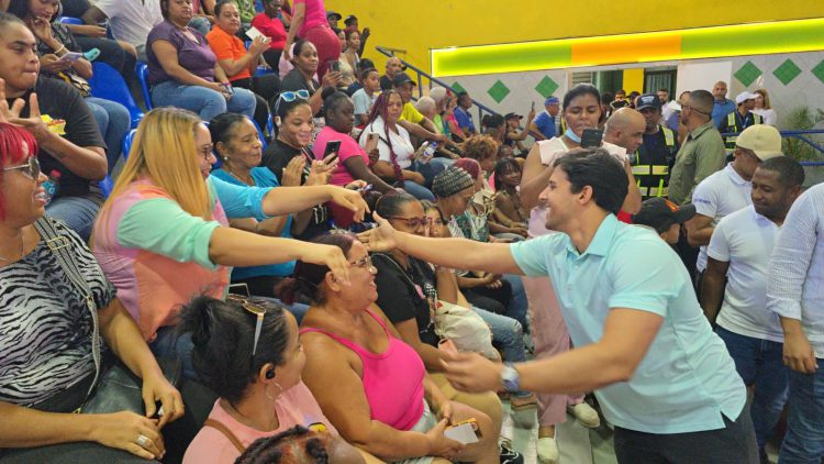 Raymond Rodríguez y Fundación GBC inician entrega de útiles escolares a miles de estudiantes del Distrito Nacional
