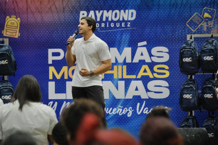 Raymond Rodríguez y Fundación GBC reafirman su compromiso con la educación; entregan mochilas cargadas de útiles escolares