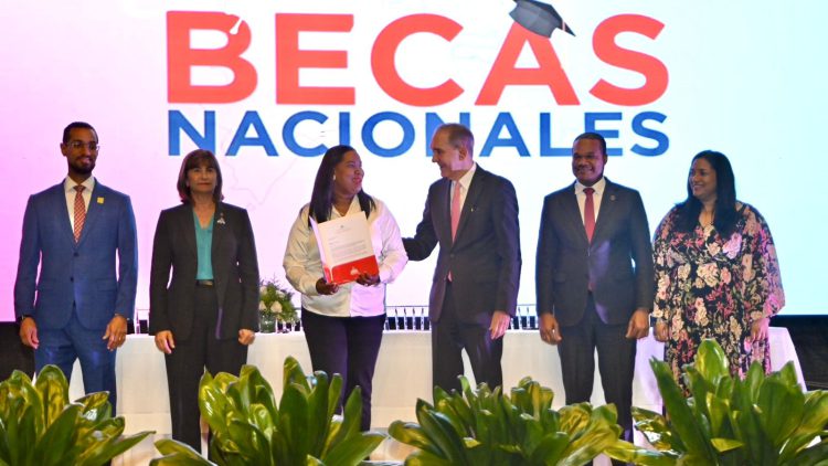 Mescyt lanza 8,000 becas nacionales orientadas en ciencia, tecnología y matemáticas