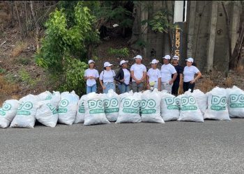 Becarios de la Alcaldía realizan jornada de limpieza  en entrada Cañafistol