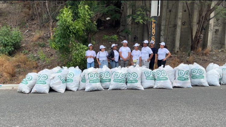 Becarios de la Alcaldía realizan jornada de limpieza  en entrada Cañafistol