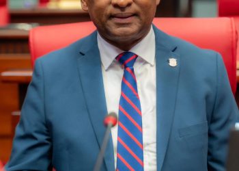 Senador Julito Fulcar gestiona donación de terrenos para familias de Salinas de Puerto Hermoso