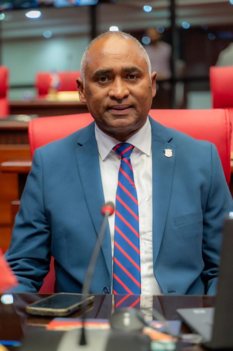 Senador Julito Fulcar gestiona donación de terrenos para familias de Salinas de Puerto Hermoso