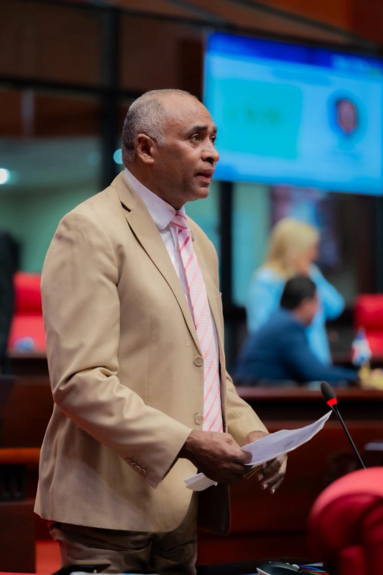 Senador Julito Fulcar somete resolución que solicita al presidente Abinader construcción proyecto habitacional para familias vulnerables de Peravia