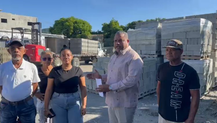 Diputado Willy Sánchez entrega donación de RD$285,000 a familia afectada por incendio en la zona norte de Baní