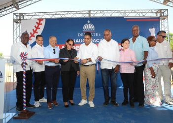 Gobierno entrega play de béisbol a la comunidad de Salinas de Puerto Hermoso, en Baní