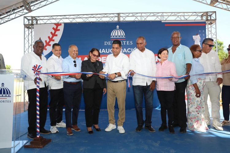 Gobierno entrega play de béisbol a la comunidad de Salinas de Puerto Hermoso, en Baní