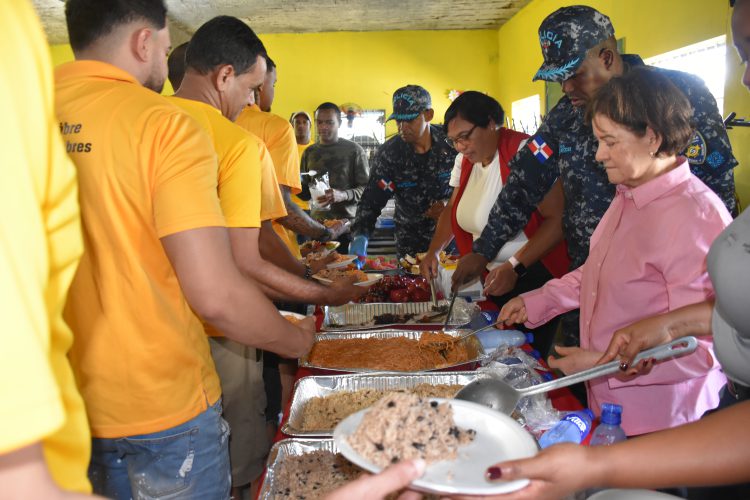 GOBERNADORA COMPARTE ALMUERZO CON PRIVADOS DE LIBERTAD CARCEl BANI HOMBRES
