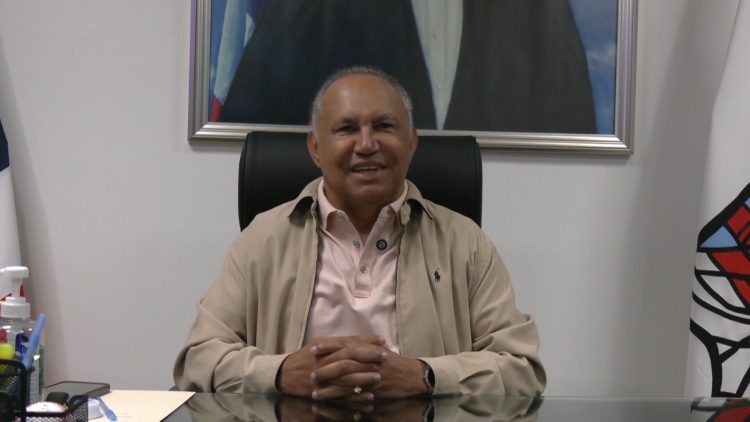 Alcaldía de Baní entrega regalía pascual a empleados municipales a partir del 1 de diciembre