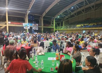 La Brisita Navideña concentra cientos de personas en el polideportivo Máximo Gómez