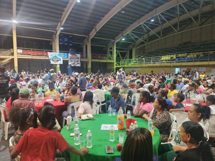 La Brisita Navideña concentra cientos de personas en el polideportivo Máximo Gómez
