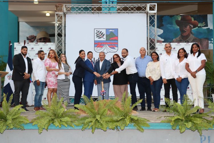 Alcalde Santo Ramírez da primer palazo para la remodelación del parque Marcos A. Cabral; los trabajos iniciaron de inmediato
