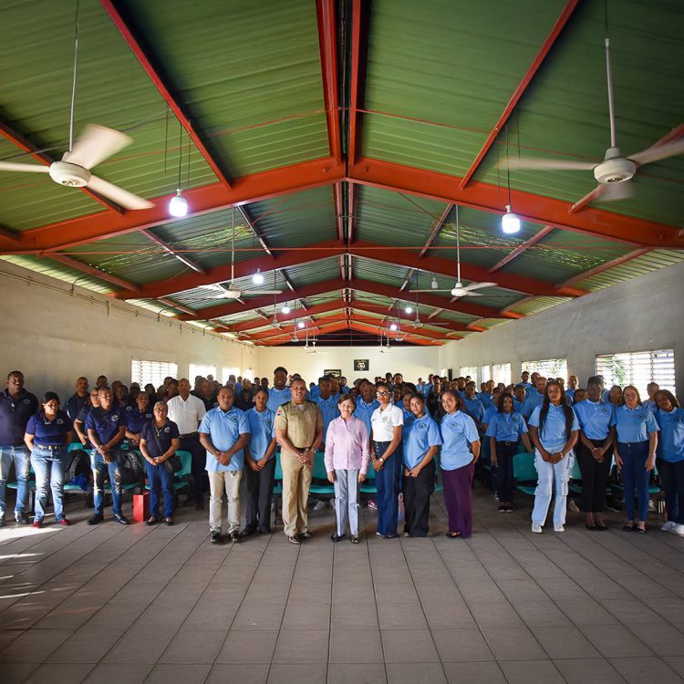 Gobernadora acompaña inicio del Año Escolar en la Escuela Vocacional