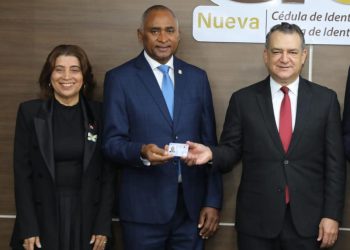 Senador Julito Fulcar recibe nueva Cédula de Identidad de manos del pleno de la JCE