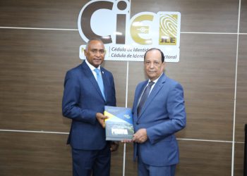 Senador Julito Fulcar entrega ejemplar del Plan Estratégico de Desarrollo Sostenible de Peravia a jueces del pleno de la JCE