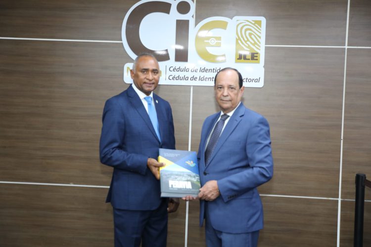 Senador Julito Fulcar entrega ejemplar del Plan Estratégico de Desarrollo Sostenible de Peravia a jueces del pleno de la JCE